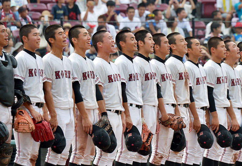 優勝を決め、笑顔で校歌を歌う広陵の選手たち=広島市南区のマツダスタジアムで、山田尚弘撮影