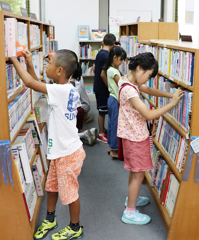 図書館での仕事を体験する小学生=奈良県大和高田市西町の市立図書館で、藤原弘撮影