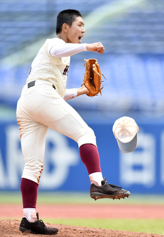 【日本学園-早稲田実】気迫の投球で完投した早稲田実の雪山=神宮球場で、藤井達也撮影