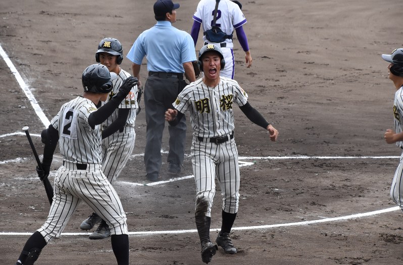 【金足農-明桜】一回裏明桜1死満塁、松本大が右前適時打を放ち、二塁走者・児玉が生還=いずれも秋田市のこまちスタジアムで