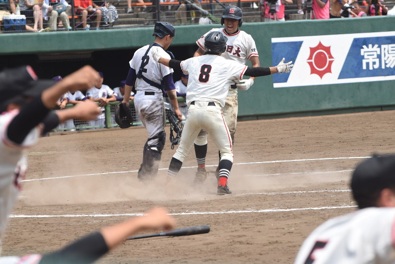 【藤代-土浦日大】九回裏土浦日大2死一、二塁、富田の適時打で井上が生還しサヨナラ勝ち
