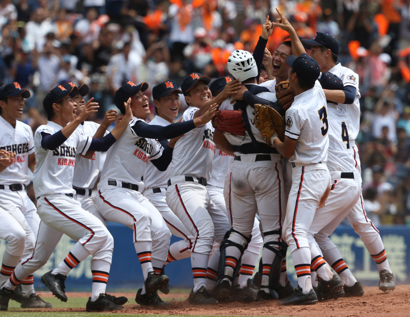 2年連続6回目の夏の甲子園出場を決め、抱き合って喜ぶ木更津総合の選手たち=千葉市美浜区のZOZOマリンスタジアムで
