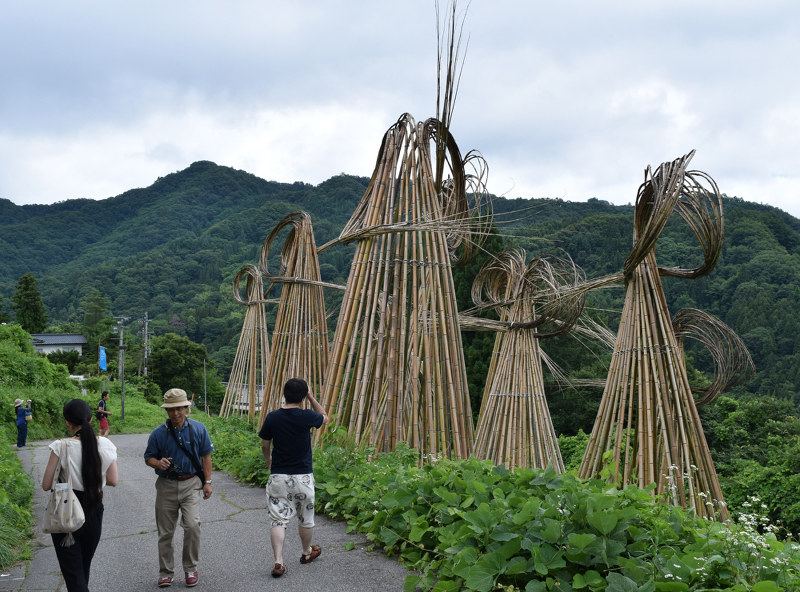 北アルプス国際芸術祭で展示されている作品の一つ=大町市で