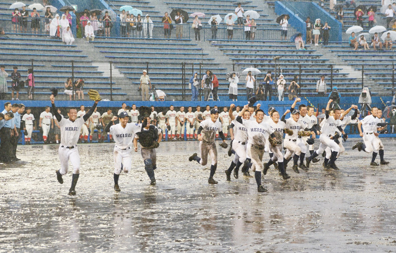 甲子園出場を決め、喜ぶ藤枝明誠の選手たち=静岡市の草薙球場で