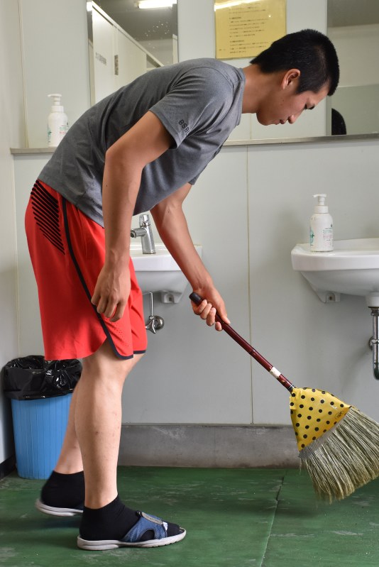 トイレ掃除を行い、気持ちを落ち着かせる青柳真珠投手(3年)=松本市県3の松商学園で