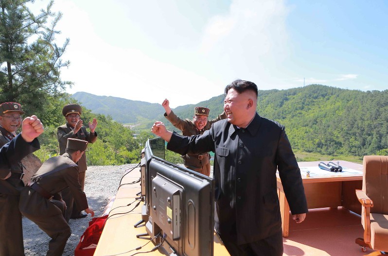 4日、大陸間弾道ミサイル(ICBM)「火星14」型の試射成功を喜ぶ金正恩朝鮮労働党委員長の写真=共同