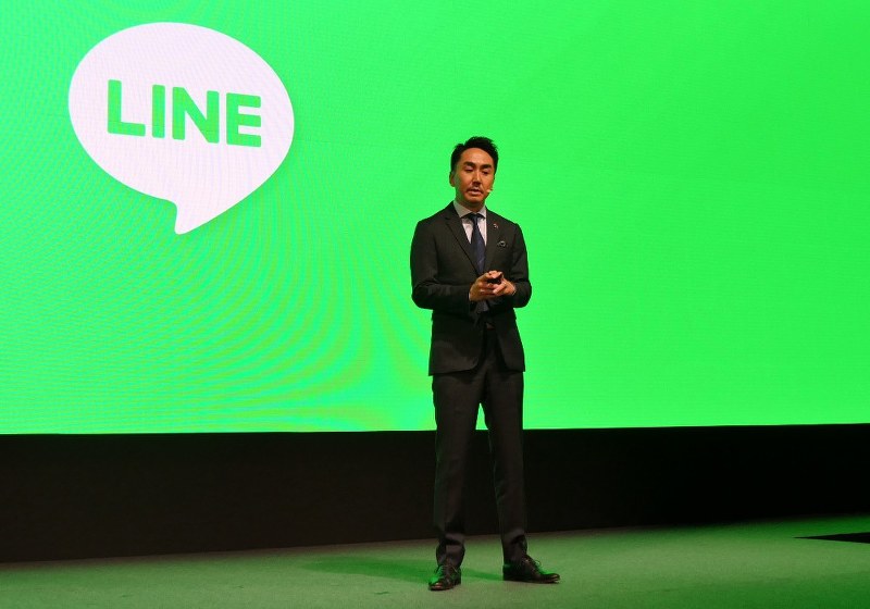 事業戦略を説明するLINEの出沢剛社長=2017年6月15日