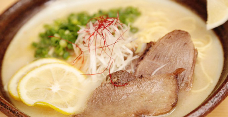 イノシシの肉チャーシューや塩、レモンなど大三島の食材を最大限生かした猪骨ラーメン=吉井涼さん提供