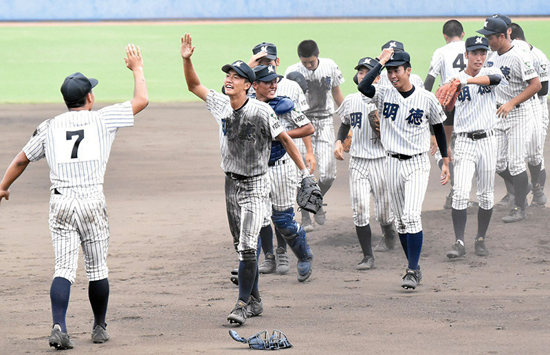 優勝を喜ぶ明徳義塾の選手たち=高知市春野町芳原の県立春野球場で、松原由佳撮影