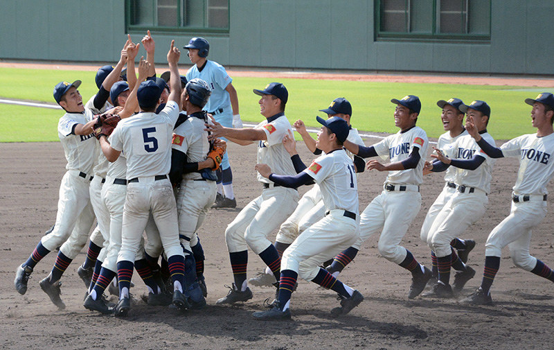 優勝し、マウンドに集まって喜び合う彦根東の選手たち=大津市の皇子山球場で、森野俊撮影