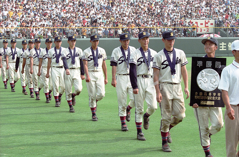 1998年の横浜との決勝で敗れ、準優勝の盾を持って場内を一周する京都成章の選手たち。19年ぶりの出場となる今年、京都勢61年ぶりの優勝はなるか=阪神甲子園球場で