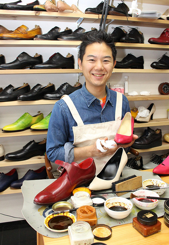 間借りしている知人の店で靴を染色する立岡海人さん=岡山市北区柳町で、石川勝己撮影