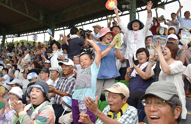 グラウンドの選手たちに声援を送る高知県檮原町の住民ら=高知市の県立春野球場2017年7月26日、安田光高撮影