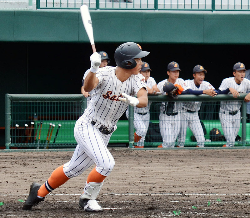 【坂井-福井商】三回表坂井2死二塁、4番・牧野が左中間に適時二塁打を放ち、2点目=福井市福町の県営球場で、立野将弘撮影