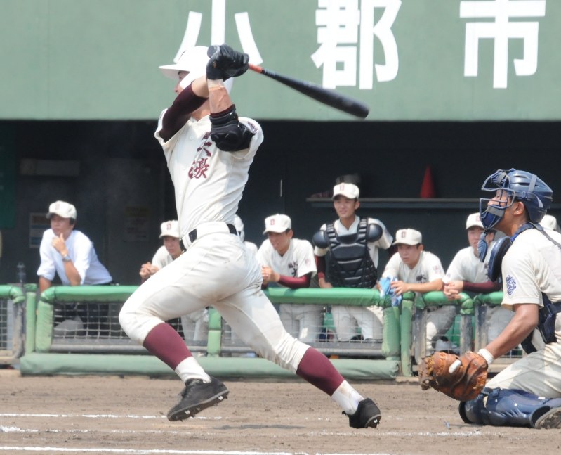 【福大大濠-久留米商】五回表福大大濠1死二塁、古賀選手の二塁打で同点