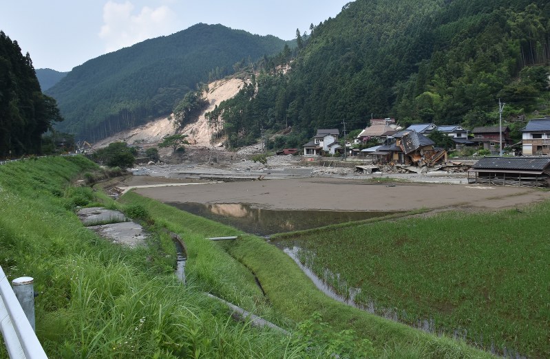 土砂ダムに水没していた家屋や田畑が姿を現した=安部志帆子撮影