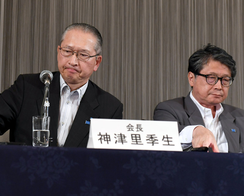 記者会見で厳しい表情を見せる連合の神津里季生会長(左)。右は逢見直人事務局長=札幌市内のホテルで2017年7月27日午後1時18分、竹内幹撮影