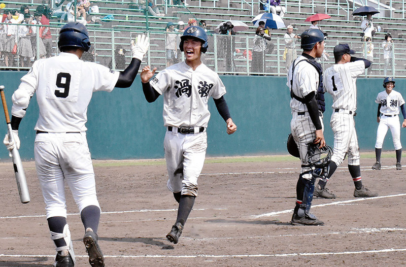 【板野-鳴門渦潮】五回裏鳴門渦潮2死二塁、松崎の適時打で横岡が生還し5点目=徳島県鳴門市撫養町のオロナミンC球場で、松山文音撮影