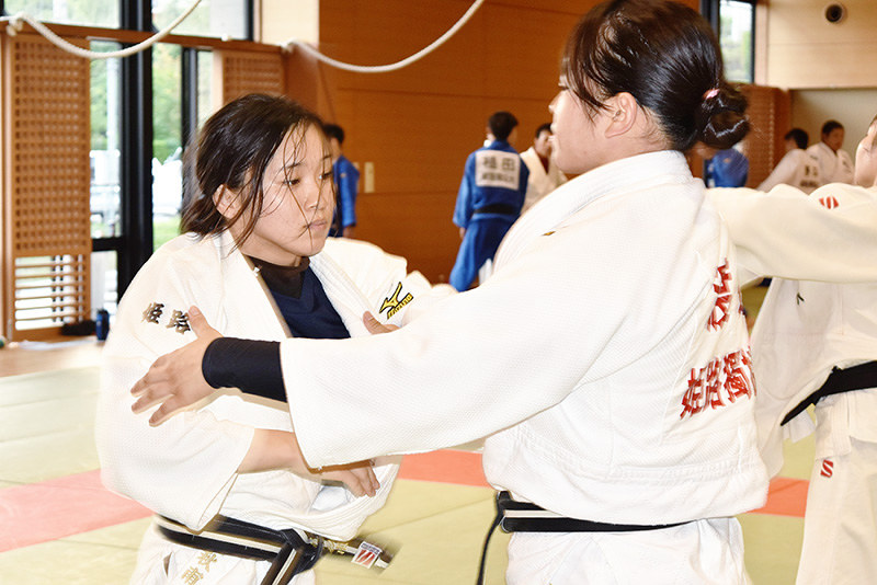 稽古に励む納庄秋甫さん(左)=兵庫県姫路市上大野の姫路獨協大で、待鳥航志撮影