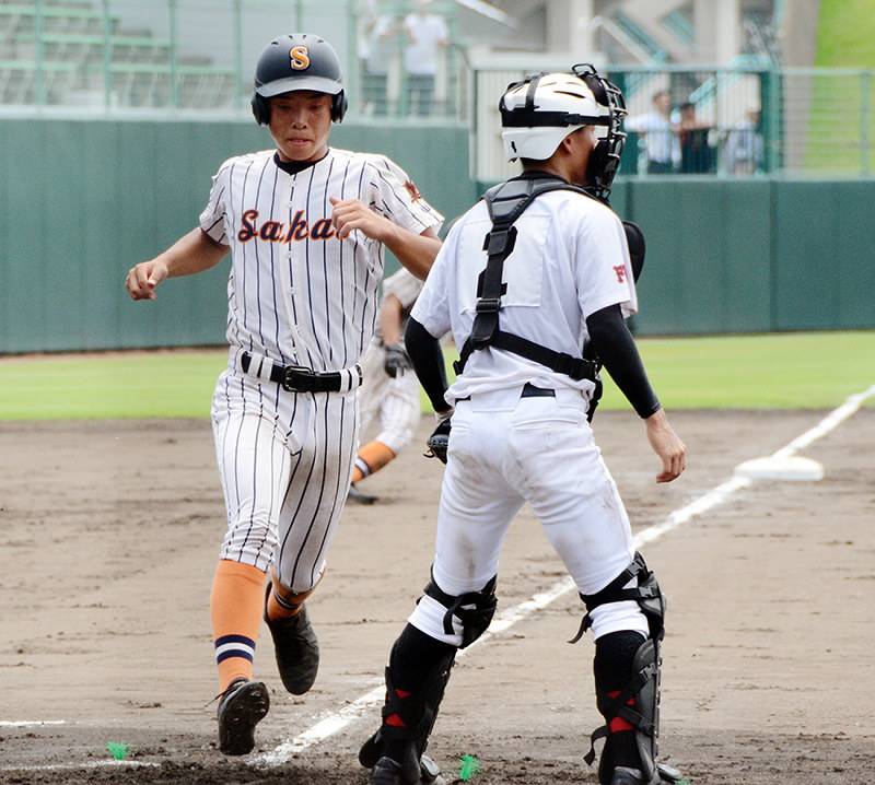 【敦賀-坂井】七回裏坂井1死二、三塁 帰山賢の適時打で三塁走者の山内が生還=福井市の福井県営球場で、大森治幸撮影