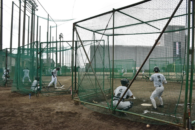練習に精を出す日本文理の選手たち=新潟市西区新通の日本文理高校グラウンドで