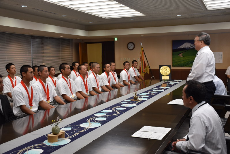 甲子園初出場を決めた藤枝明誠の選手らを激励する吉林章仁副知事(右)=県庁で
