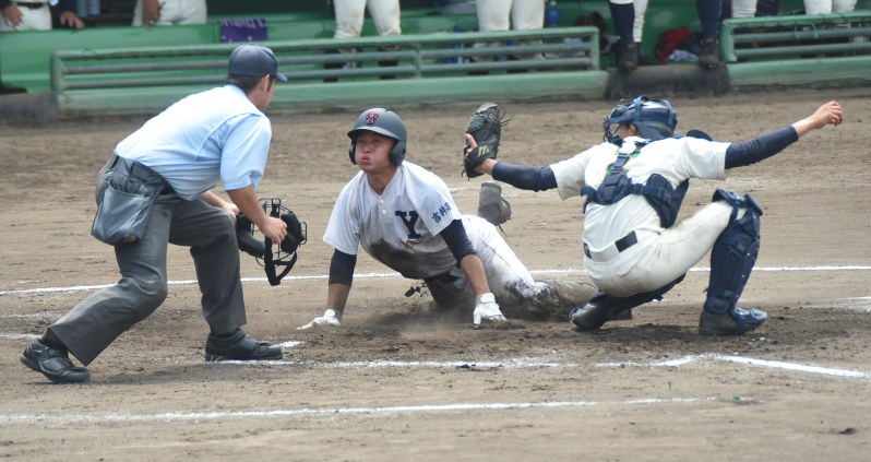 今年も熱戦が繰り広げられた県大会。写真は4回戦の東農大二-吉井戦。九回裏、吉井の森作が本塁に滑り込んだが、タッチアウト=高崎城南球場で