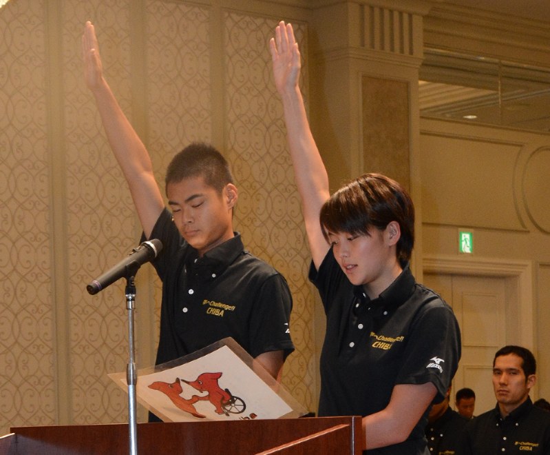 選手宣誓をする折原巧真さん(左)と持田早智さん=千葉市中央区のオークラ千葉ホテルで