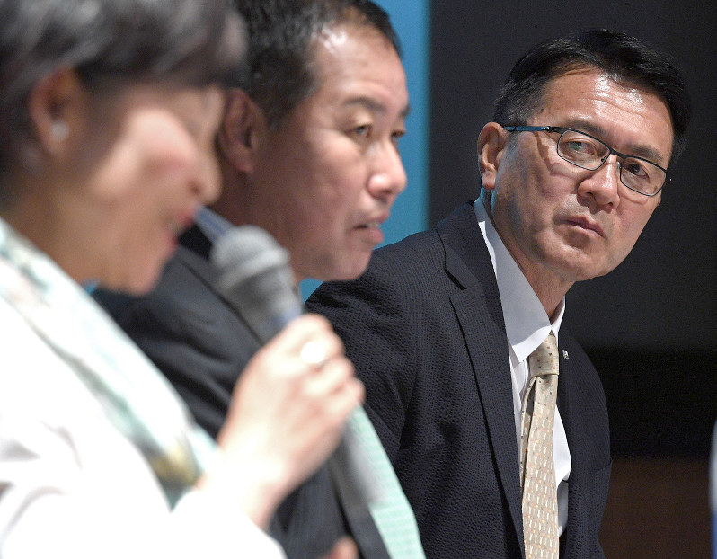 パネルディスカッションに真剣な面持ちで参加する瀬古利彦さん(右)=東京都渋谷区の青山学院大学で2017年6月7日、丸山博撮影
