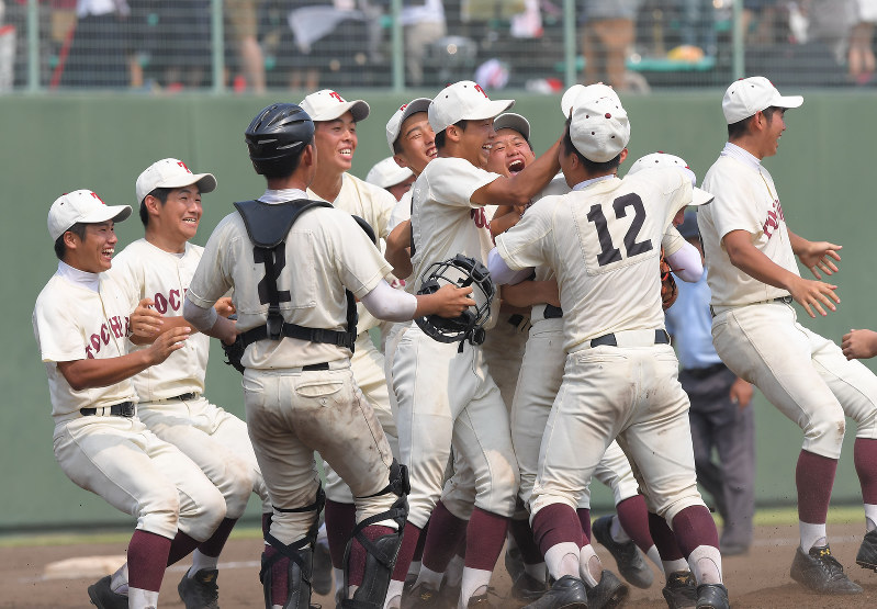 優勝を決め、マウンドに集まって喜ぶ東筑の選手=小郡市野球場で2017年7月28日、津村豊和撮影