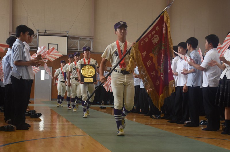 優勝報告会で拍手の中を入場する米子松蔭の選手たち=鳥取県米子市二本木の同校で、園部仁史撮影