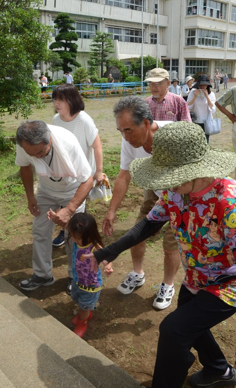 階段を上って川原代小体育館に避難する住民たち=龍ケ崎市川原代町で