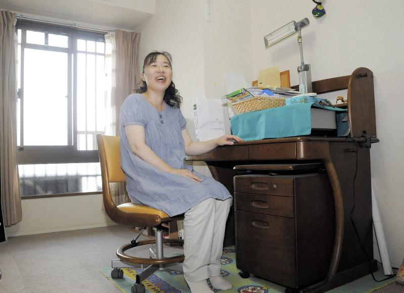 ガランとなった息子の部屋で思い出を語る小倉純子さん。「寂しいわけじゃないけど」今はここで寝ている=大阪府和泉市で