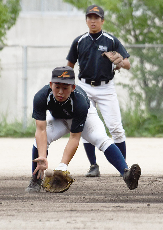 甲子園に向けて守備練習をする開星の選手=松江市の開星高校で、前田葵撮影
