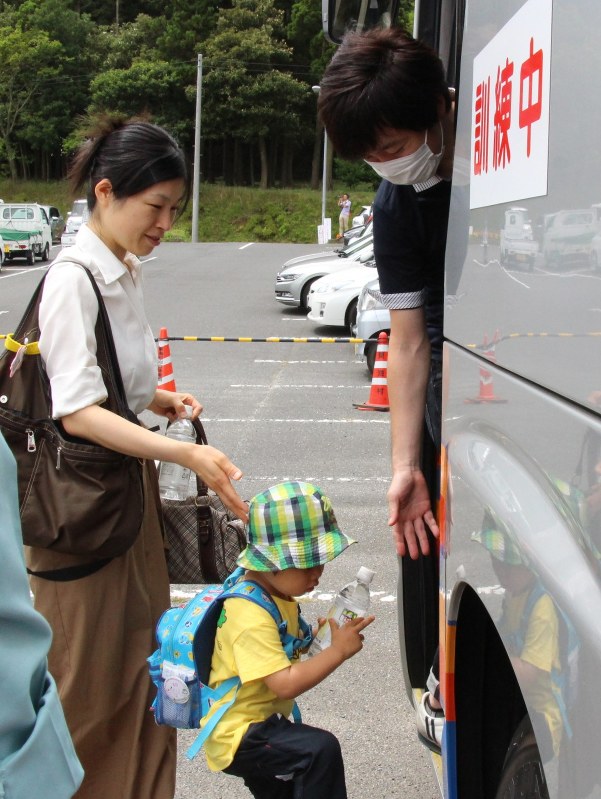 避難ルートの確認をするためにバスに乗り込む住民=東海村村松の真崎コミュニティセンターで