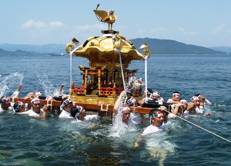 夏祭り 勇壮に神輿が海渡る 周南 貴船神社 山口 毎日新聞