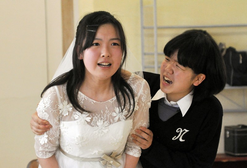 「ストレンジ スノウ」の一場面。弟を津波で亡くした高校生役を演じる砂口優美子さん(右)らの熱演が光る=川口裕之撮影