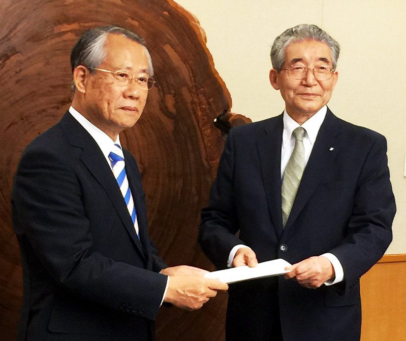 上田良一NHK会長(左)に答申を提出した受信料制度等検討委員会の安藤英義座長
