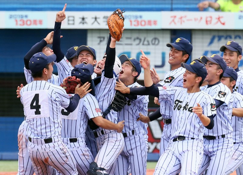 甲子園出場を決め、マウンドで喜び合う東海大菅生の選手たち=神宮球場で30日、佐々木順一撮影