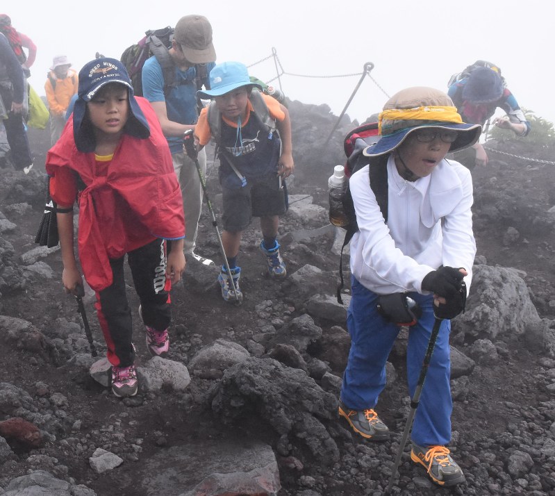 富士登山に挑戦する参加者=富士山7合目付近で30日