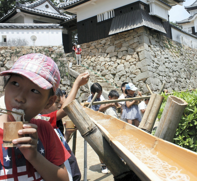 備中松山城 お殿様気分で 天空のそうめん流し 満喫 毎日新聞