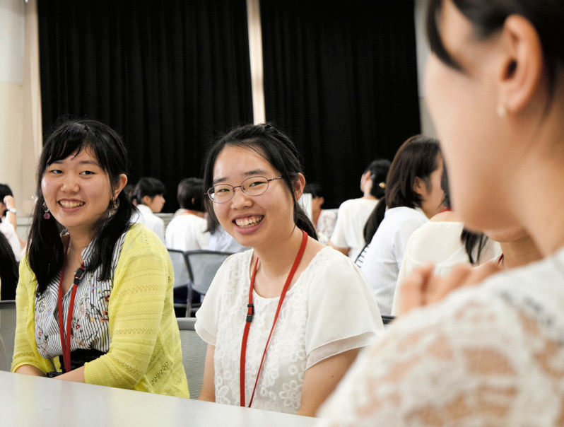 理系学部の大学生の話を聞く女子中高生たち=奈良市で2017年7月30日、塩路佳子撮影