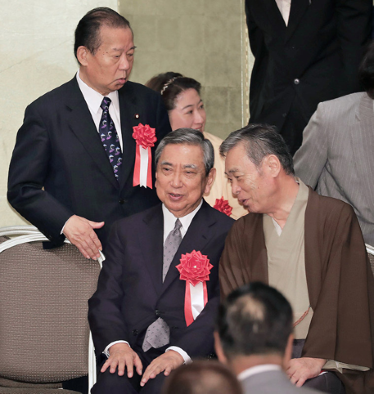 穀田恵二・衆院議員(右)の共産党国対委員長在任20年を祝う会に集まった(左から)二階俊博・自民党幹事長、河野洋平・元衆院議長ら=京都市中京区で2017年7月30日、三村政司撮影