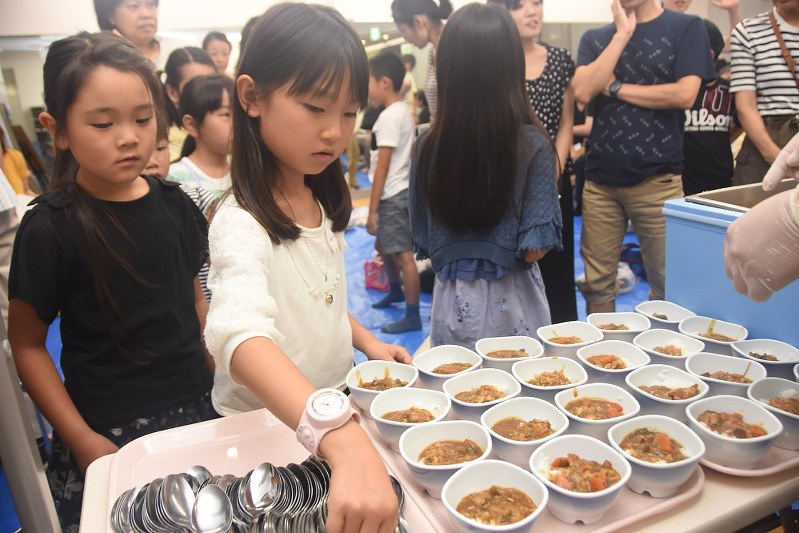 調理時にごみを極力出さない「南極カレー」を試食する子どもたち=福島市太田町の「イトーヨーカドー福島店」で2017年7月30日午後2時10分、宮崎稔樹撮影