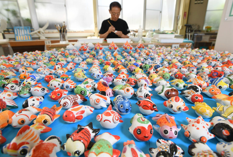 毎小ニュース：話題 涼しげ 陶製の金魚 愛知・瀬戸 | 毎日新聞