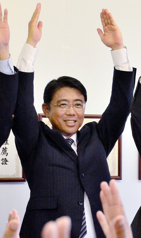 南国市長に初当選し支援者と万歳三唱する」平山耕三氏=高知県南国市後免町の事務所で、岩間理紀撮影