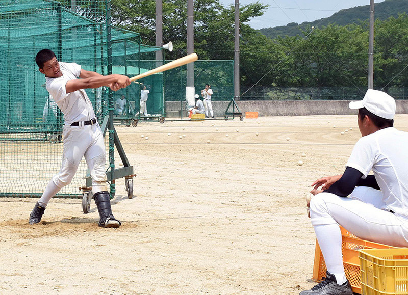 バッティング練習に汗を流す智弁和歌山の選手=和歌山市冬野の同校で、木原真希撮影