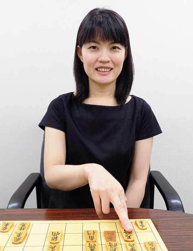 「アマの方には振り飛車の方が教えやすい」と話すが、根っからの居飛車党の村田智穂女流二段=大阪市福島区の関西将棋会館で、新土居仁昌撮影