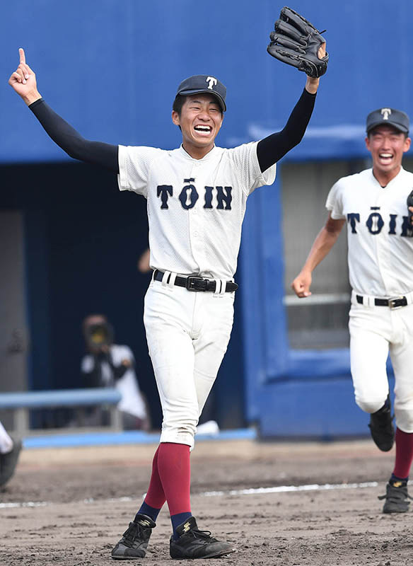 甲子園出場を決め、喜ぶ大阪桐蔭の先発・徳山=大阪市此花区の大阪シティ信金スタジアムで、山崎一輝撮影