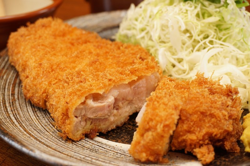 「にんにく入りロースカツ」(980円税別、以下同)。とんかつ店からスタートしたお店ならではの、こだわりの一品